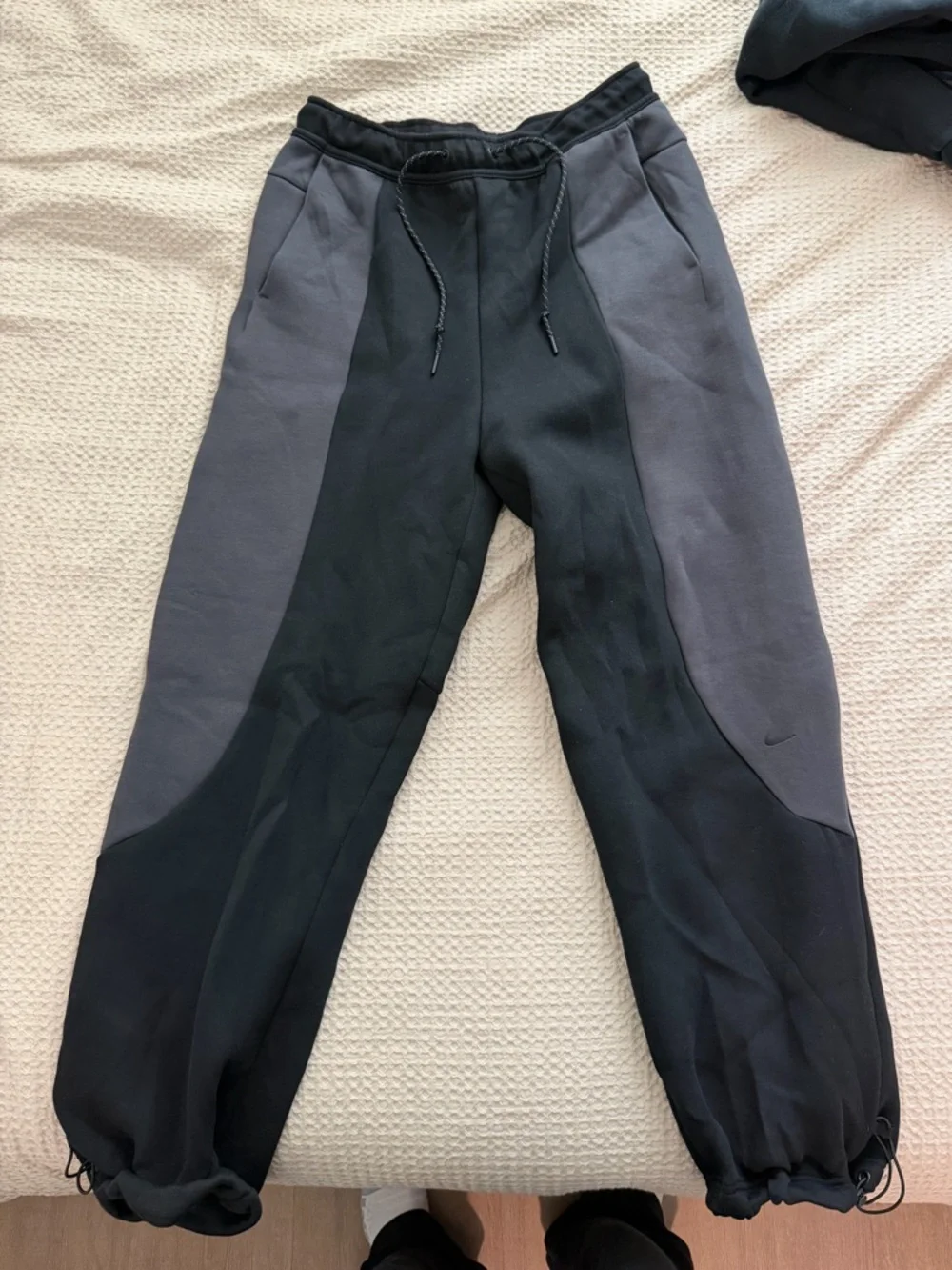 Nike Tech Color-Block Pants - Picture 4 of 8